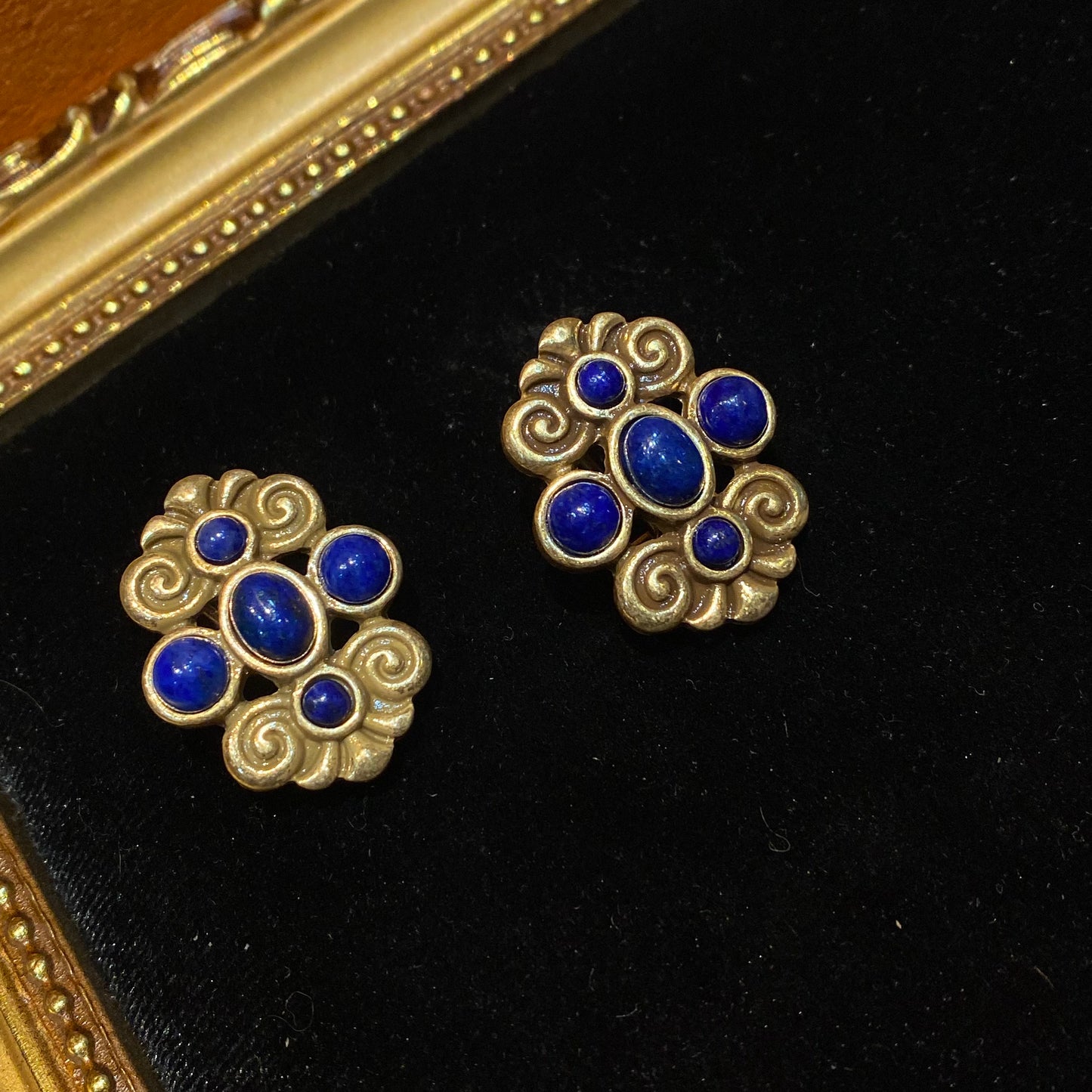 Vintage style design brass 18k-gold plated with lapis lazuli earring