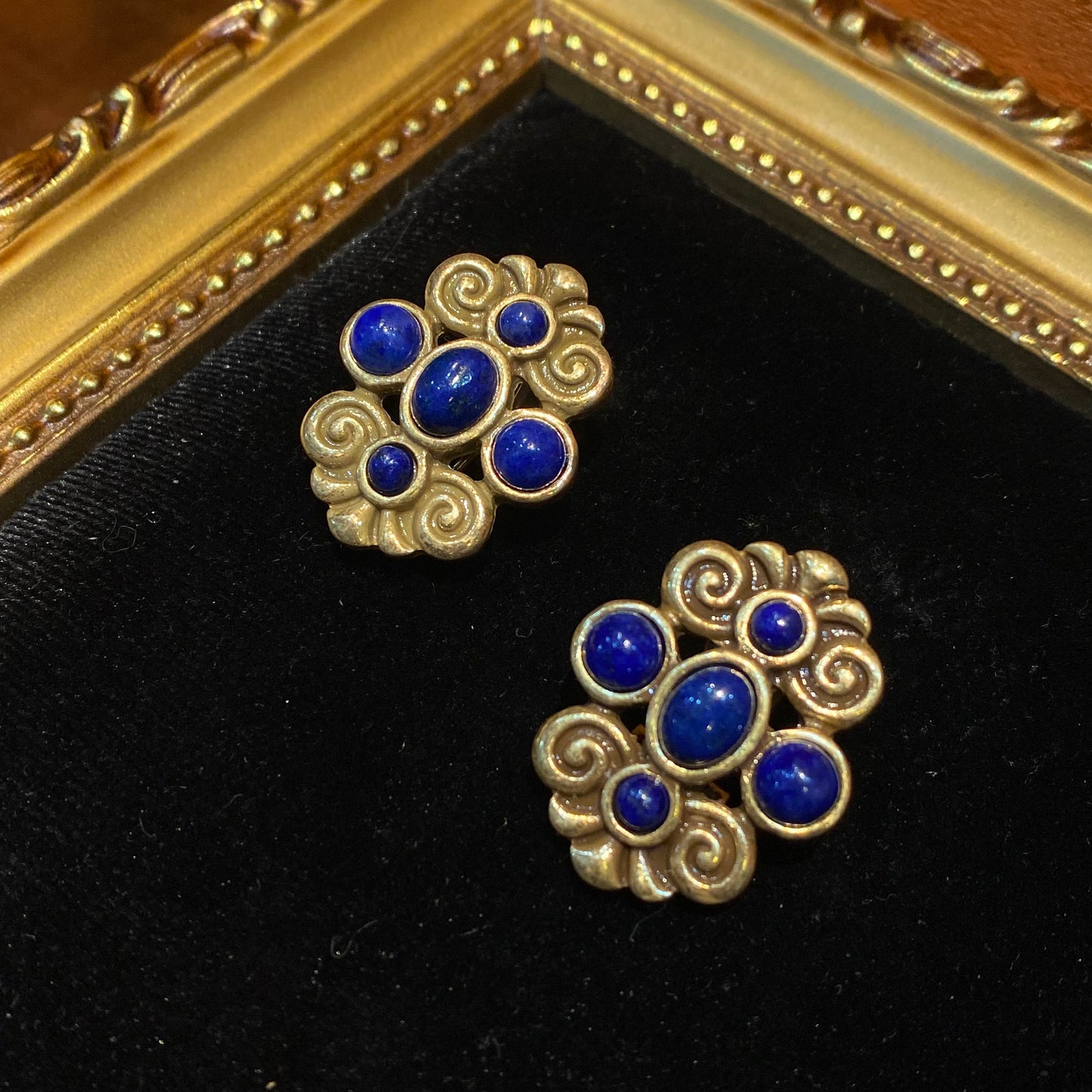 Vintage style design brass 18k-gold plated with lapis lazuli earring