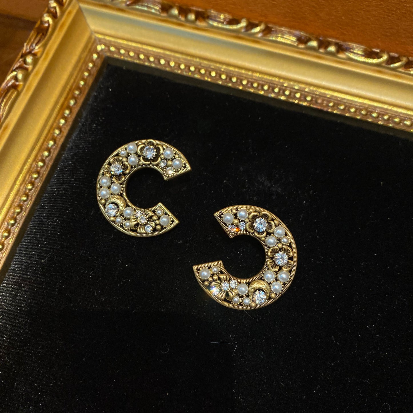 Vintage style C shape earrings 18k-gold plated with flower and moon shape and glass pearls.