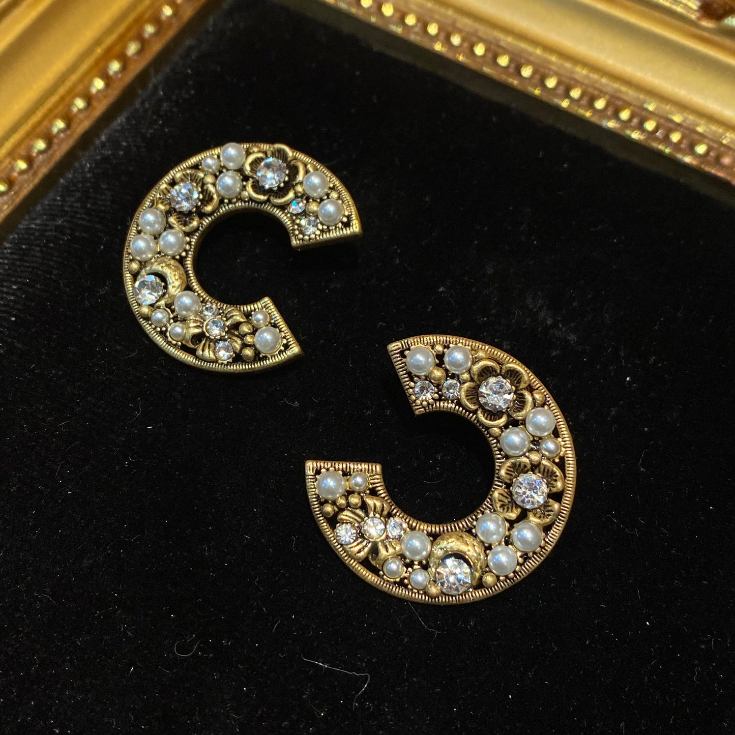 Vintage style C shape earrings 18k-gold plated with flower and moon shape and glass pearls.