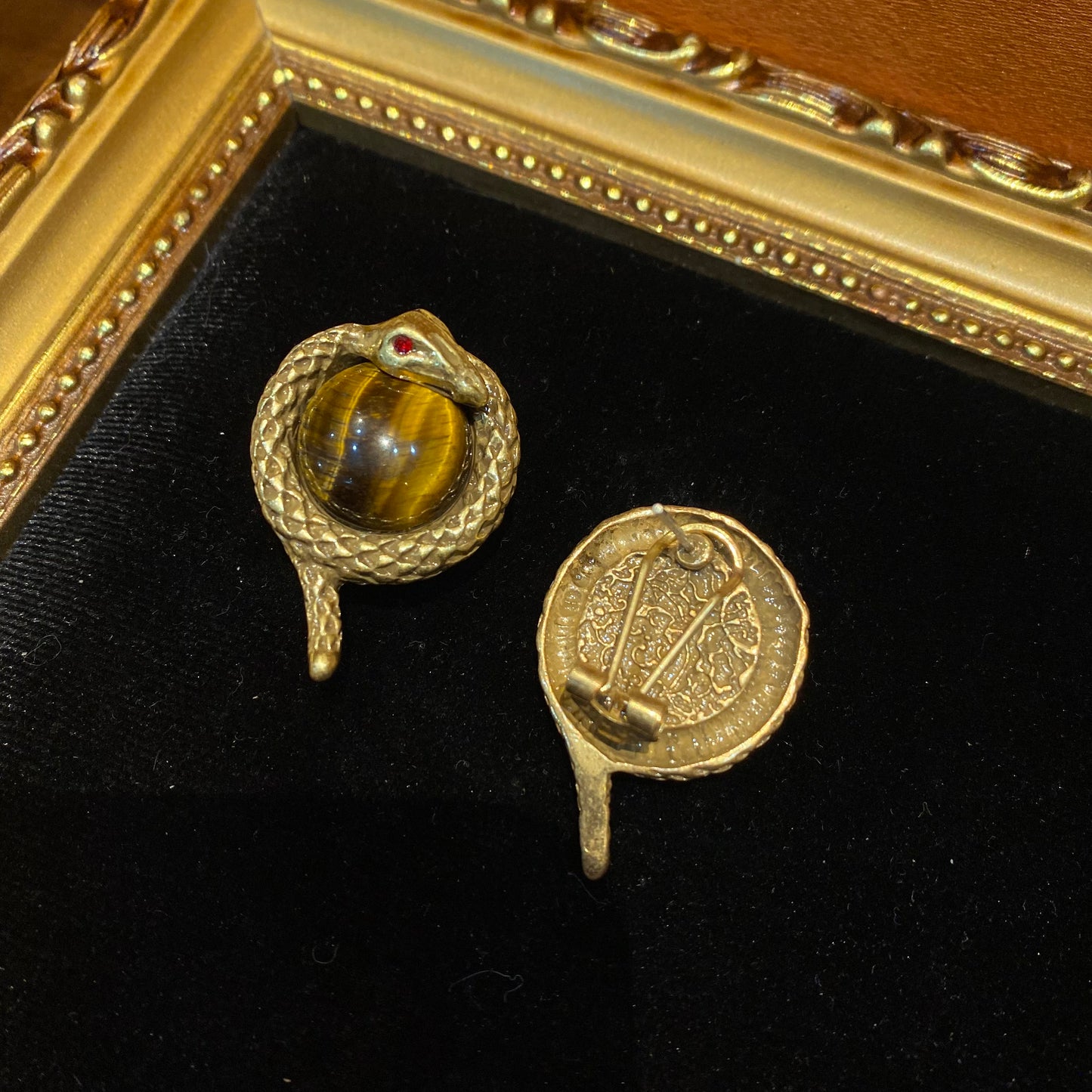 Vintage style designed 18k-gold plated brass in a sanke shape with tiger stone in the middle