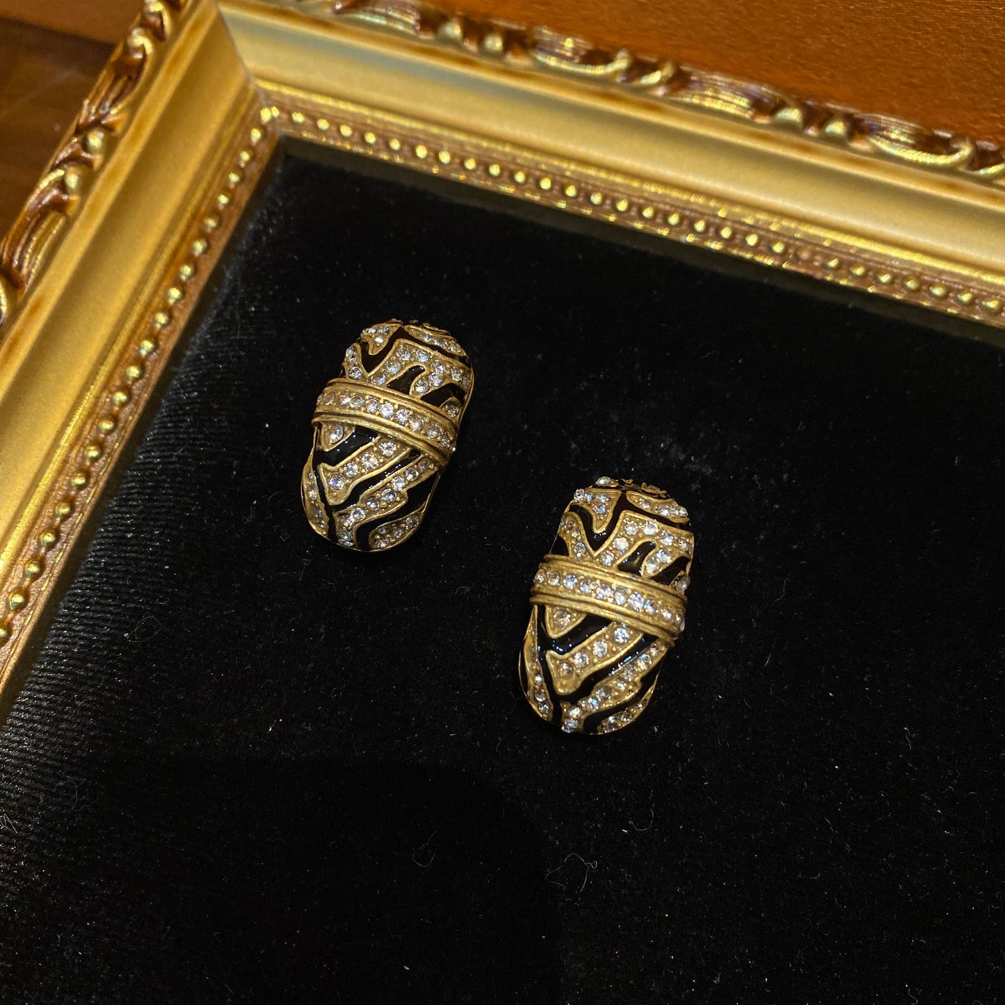 Vintage style 18k-gold plated brass geometric shape with black enamelled and rhinestones earrings