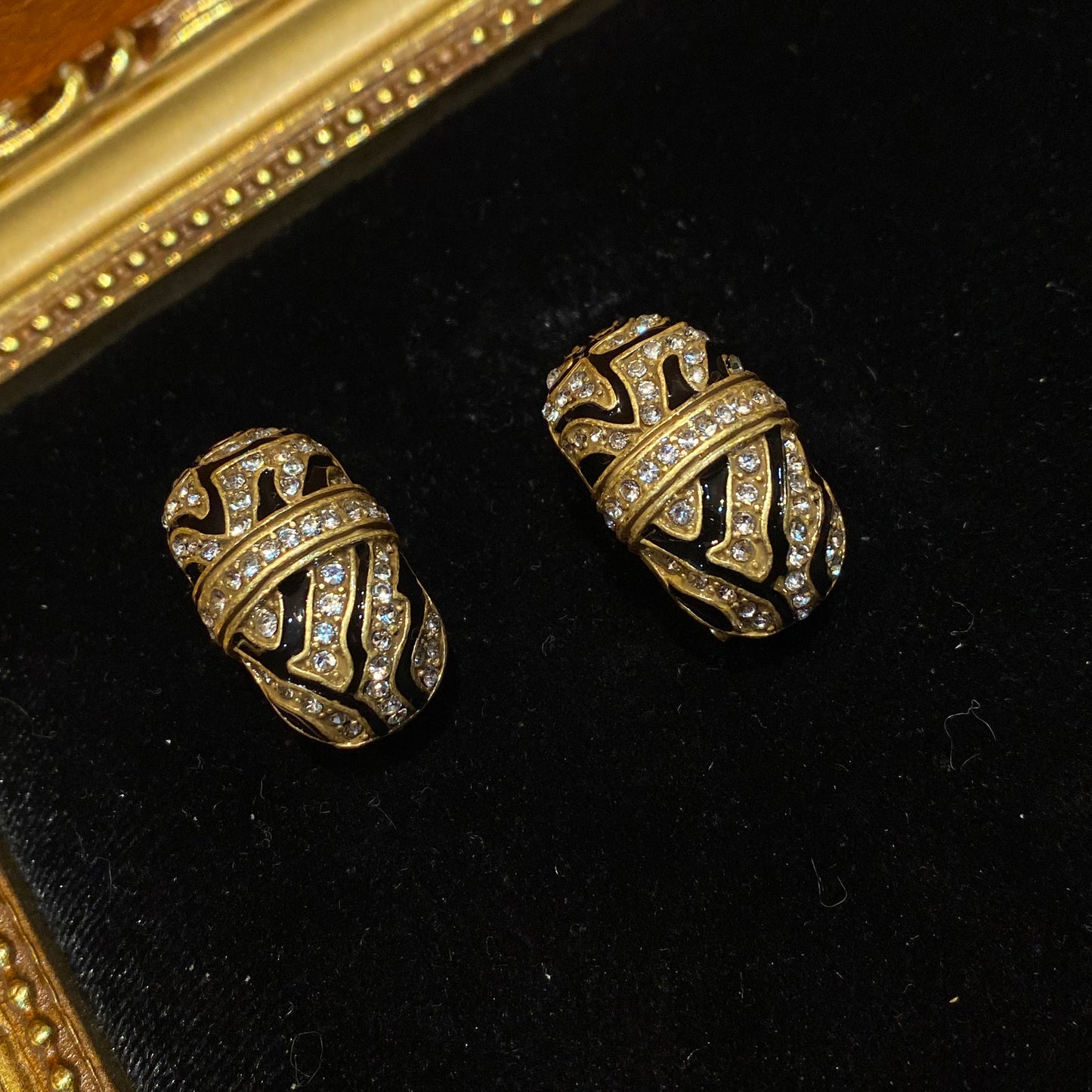 Vintage style 18k-gold plated brass geometric shape with black enamelled and rhinestones earrings