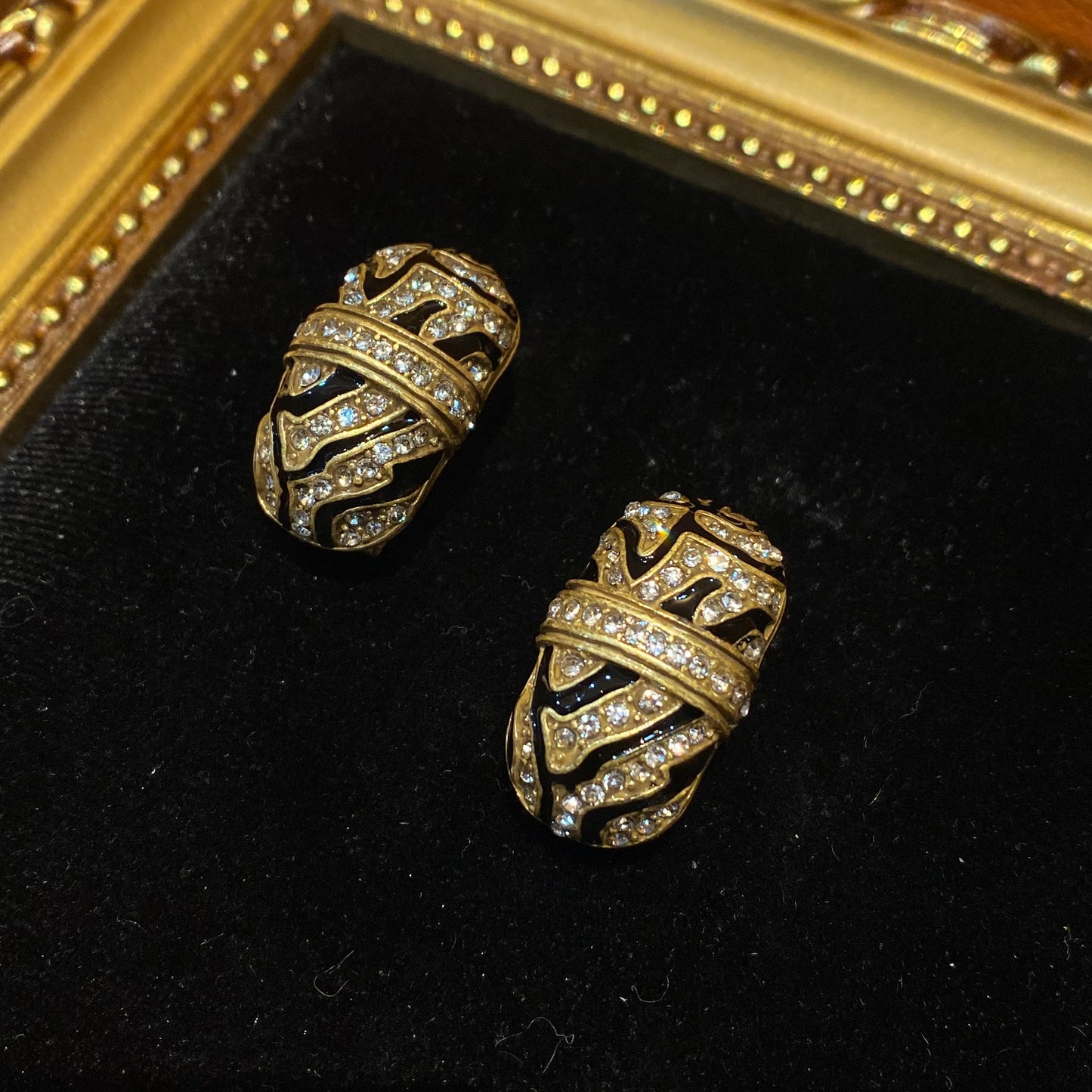 Vintage style 18k-gold plated brass geometric shape with black enamelled and rhinestones earrings
