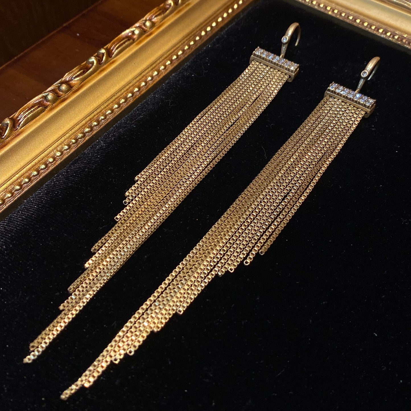 Vintage style designed tessel earrings made by 18k-gold plated brass.