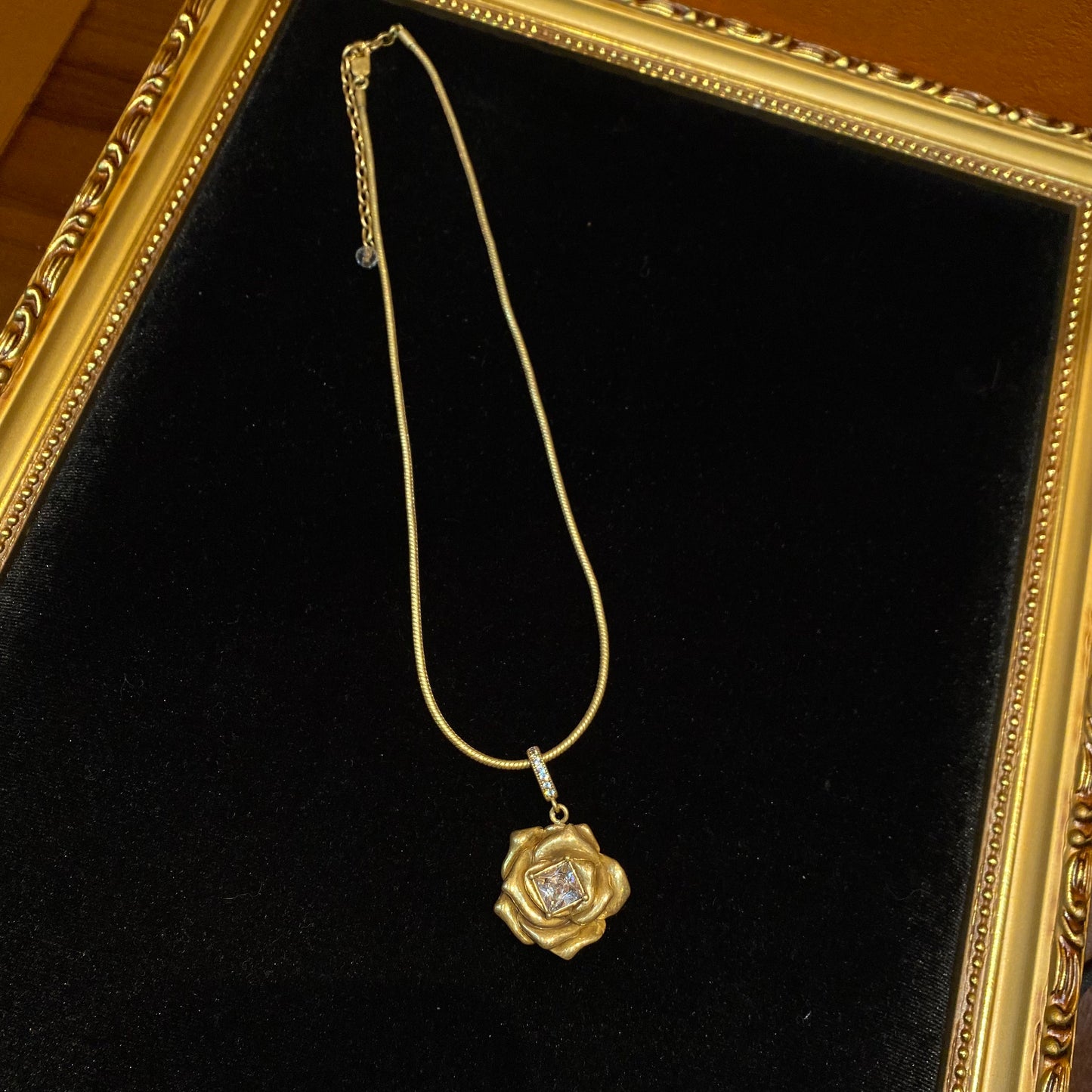 The Vantage style necklace Rose Shape Brass 24kgold-plated in Russin Gold with a main Rhinestone