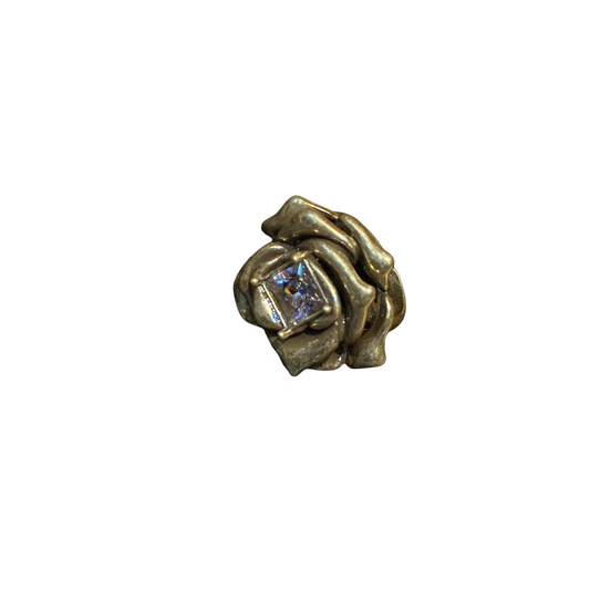 The Vintages style ring Rose Shape brass 24k gold-plated in 2Russin gold color with a main Rhinestore
