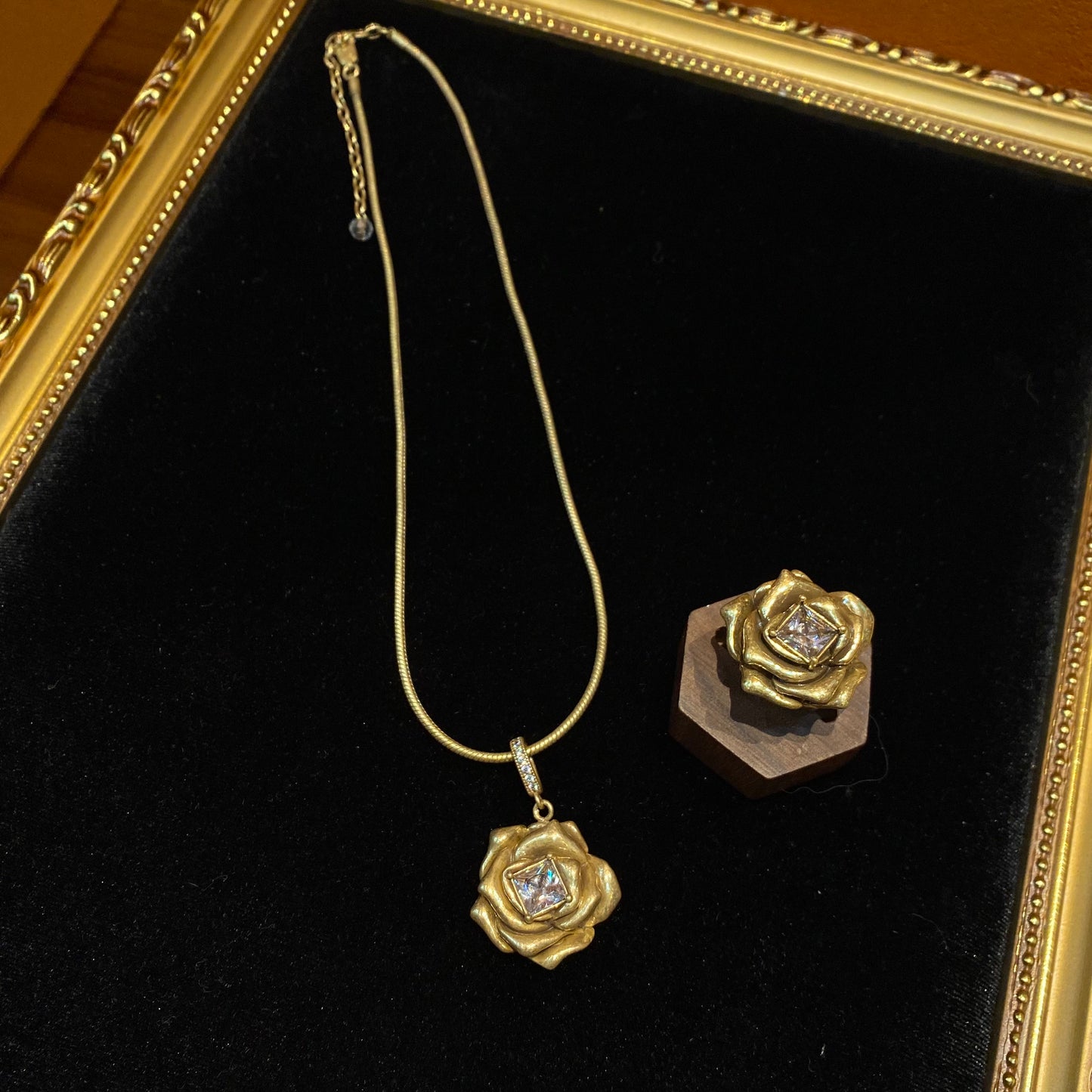 The Vantage style necklace Rose Shape Brass 24kgold-plated in Russin Gold with a main Rhinestone