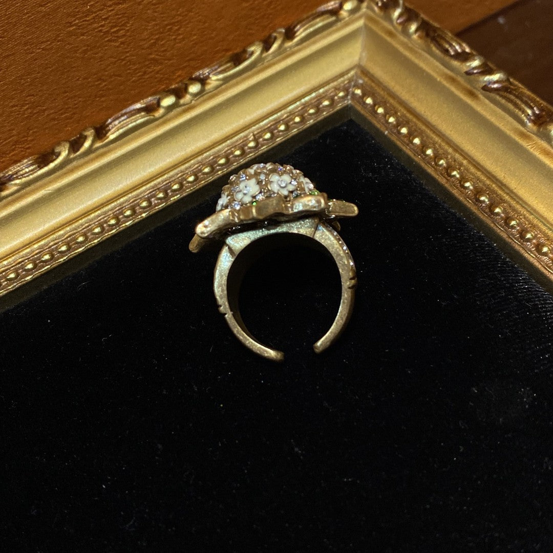 Vitatge style 18k-gold plated brass ring a flower shape with green and white rhinestones
