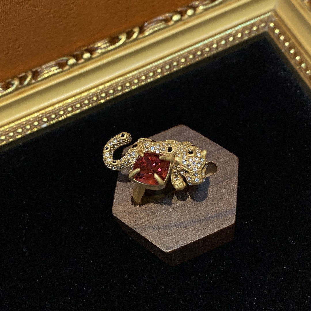 Vitatge style 18k-gold plated brass ring a leopard shape with a square pink rhinestone