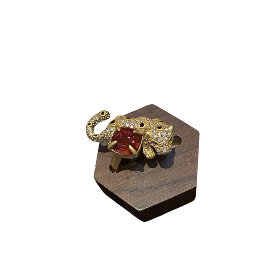 Vitatge style 18k-gold plated brass ring a leopard shape with a square pink rhinestone