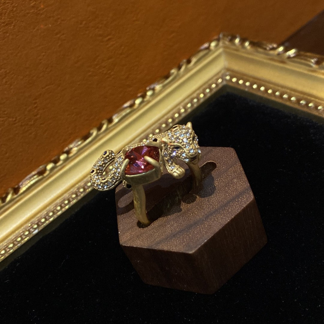 Vitatge style 18k-gold plated brass ring a leopard shape with a square pink rhinestone