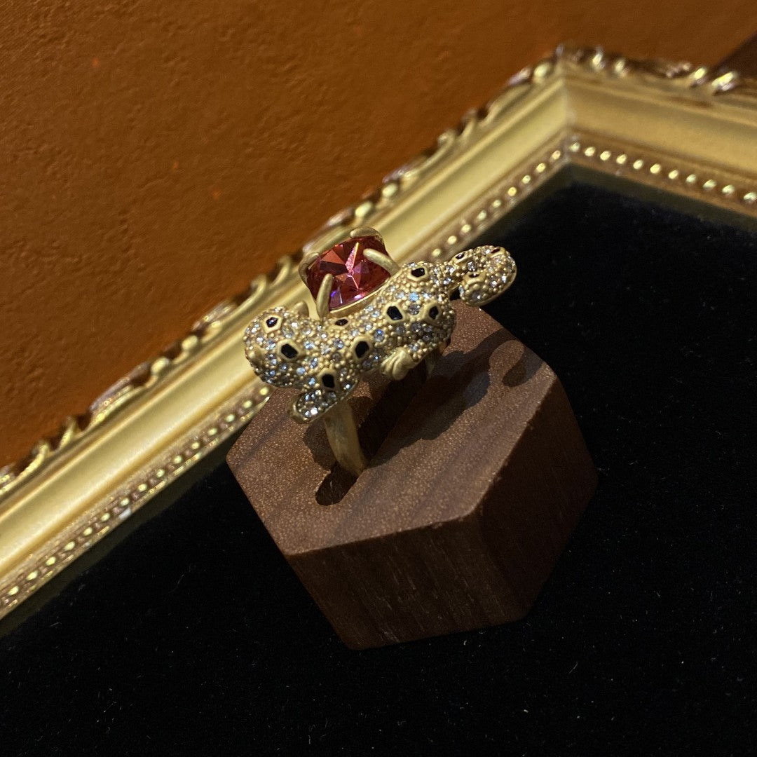 Vitatge style 18k-gold plated brass ring a leopard shape with a square pink rhinestone