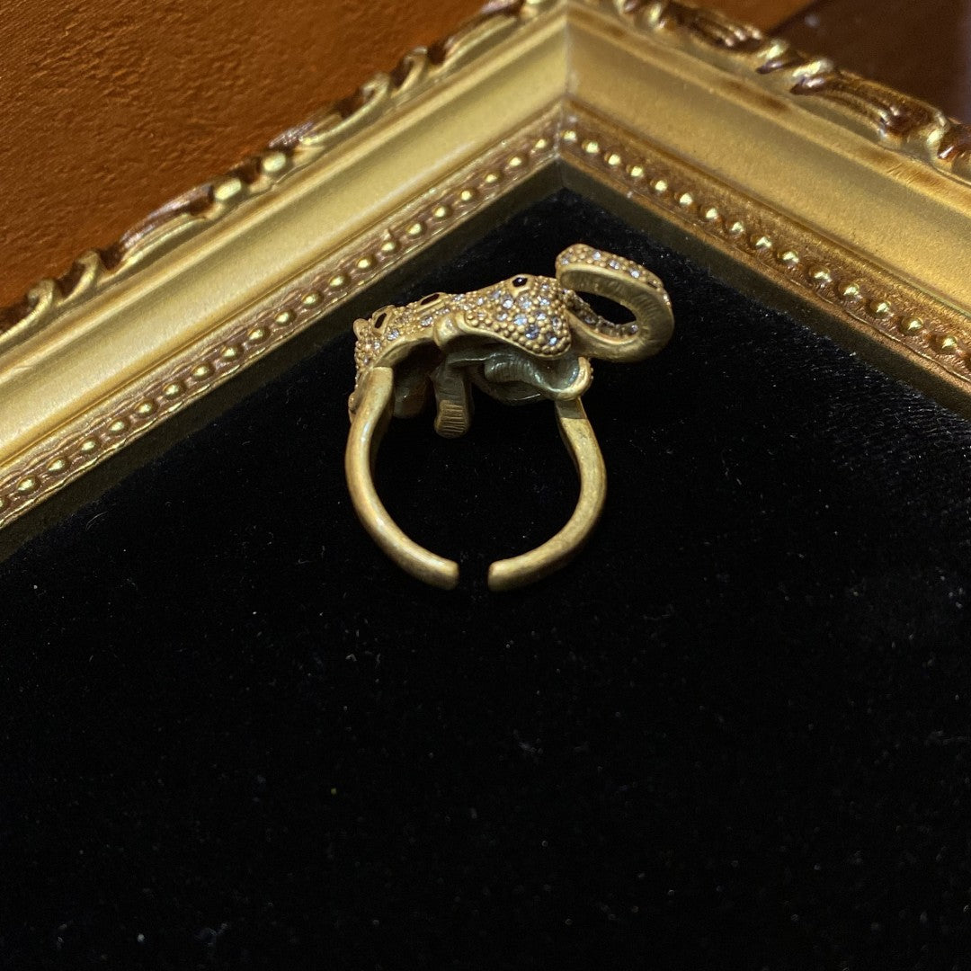 Vitatge style 18k-gold plated brass ring a leopard shape with a square pink rhinestone
