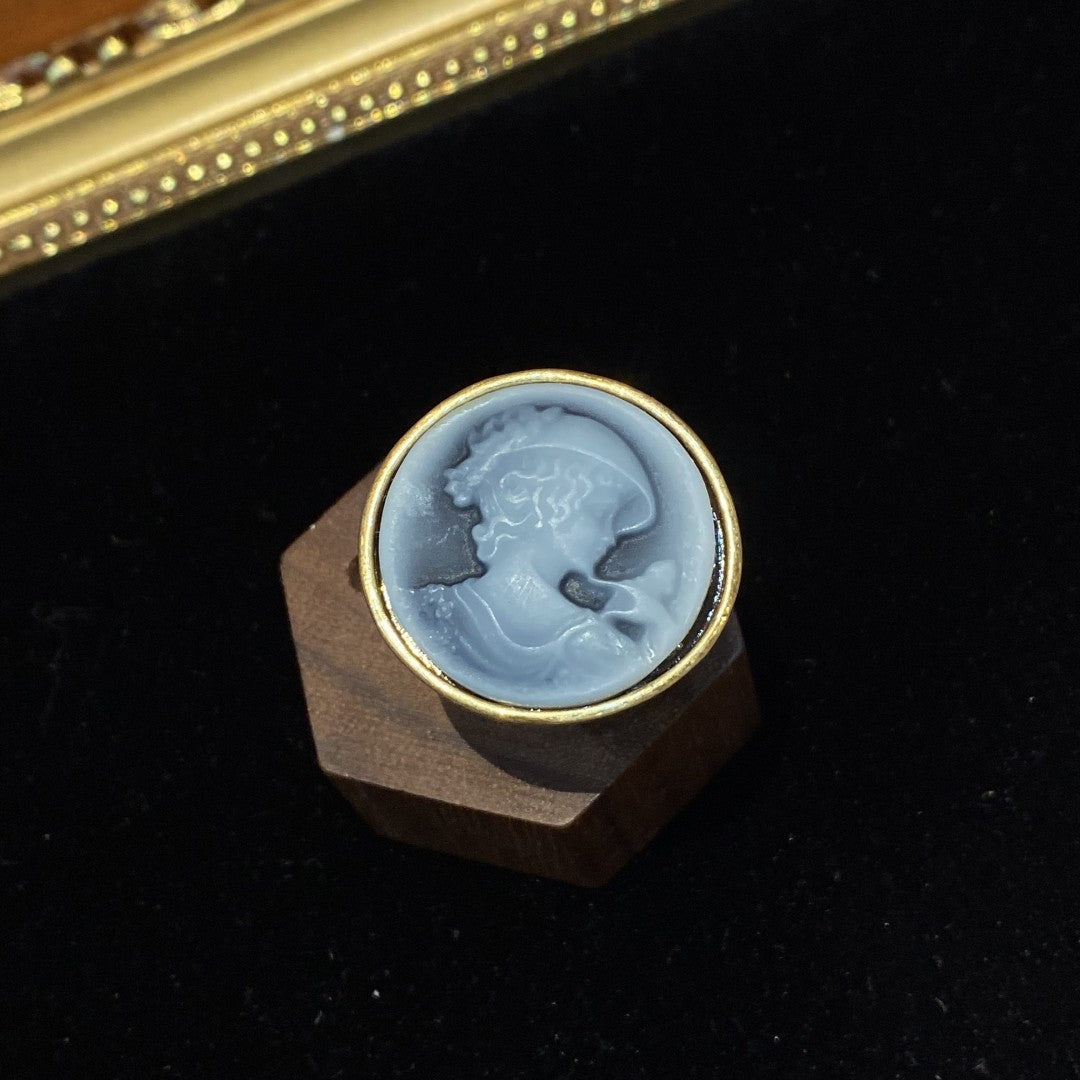 Vitatge style 18k-gold plated brass ring a circle shape with cameo design