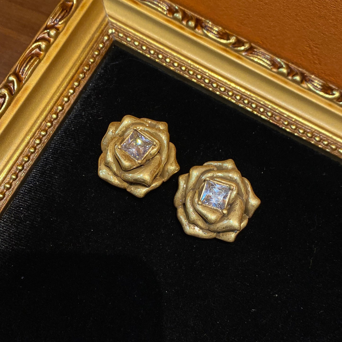 The Vintages style Earingsrose shape Brass with 24k gold-plated in Russin gold color with a main  Rhinestone