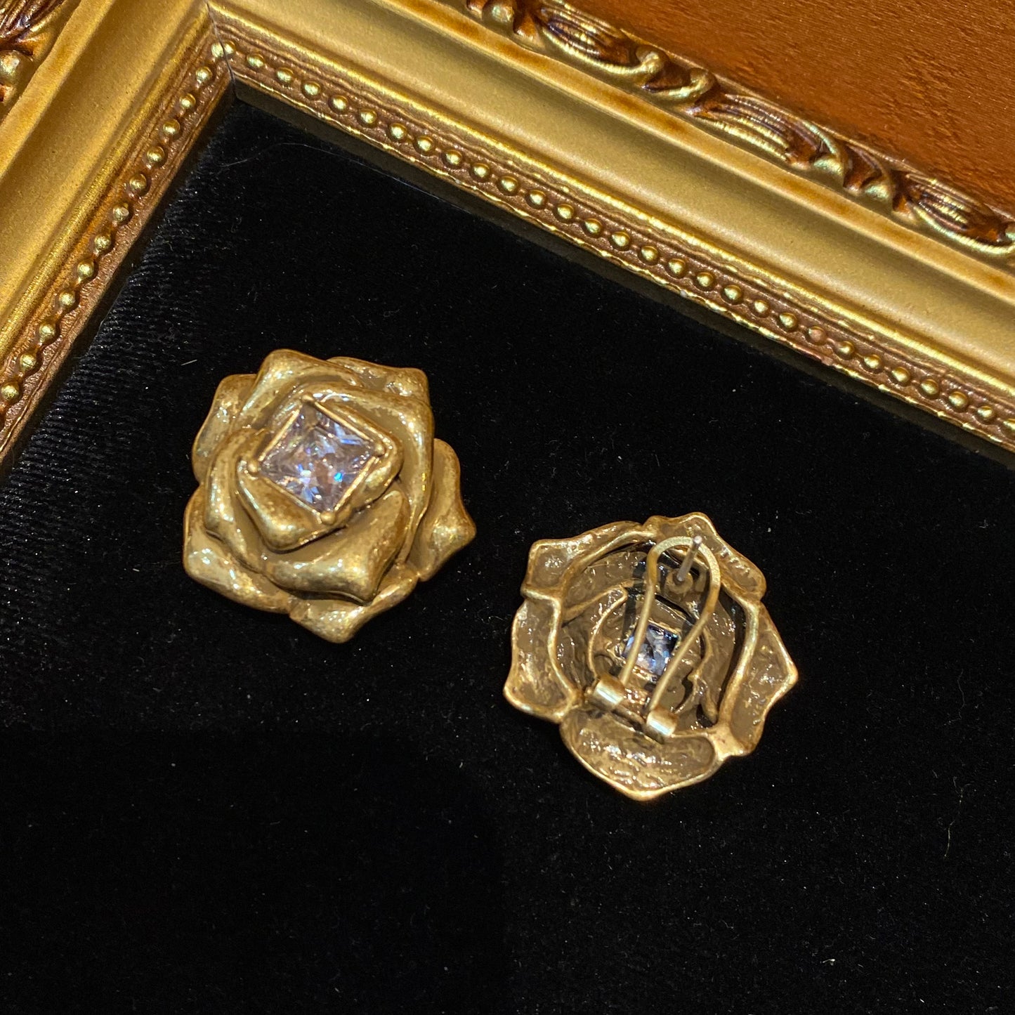 The Vintages style Earingsrose shape Brass with 24k gold-plated in Russin gold color with a main  Rhinestone