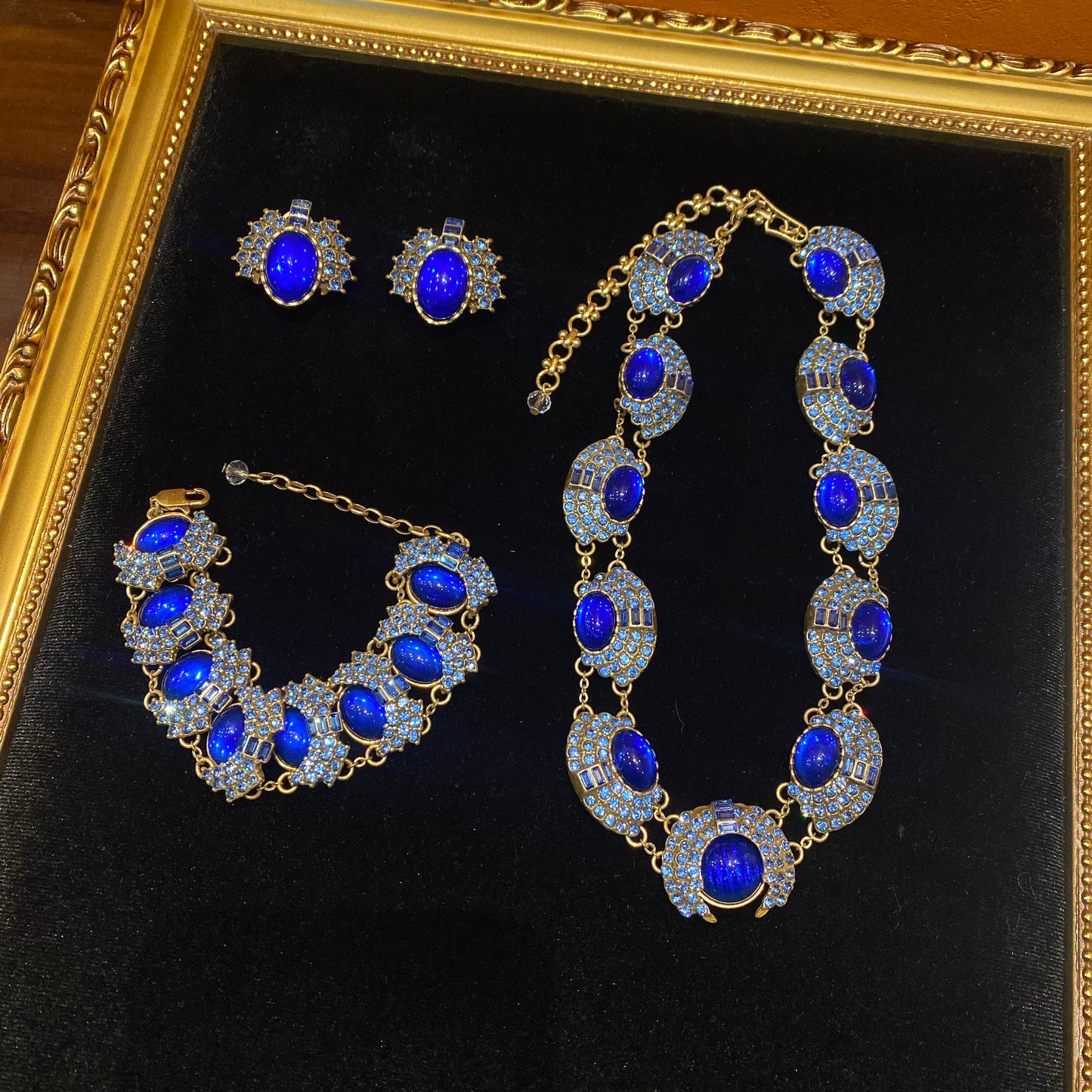 vintage style 18k-gold plated adjustable necklaces made by several oval blue coloured glaze with blue rhinestones gorgerous & chariming