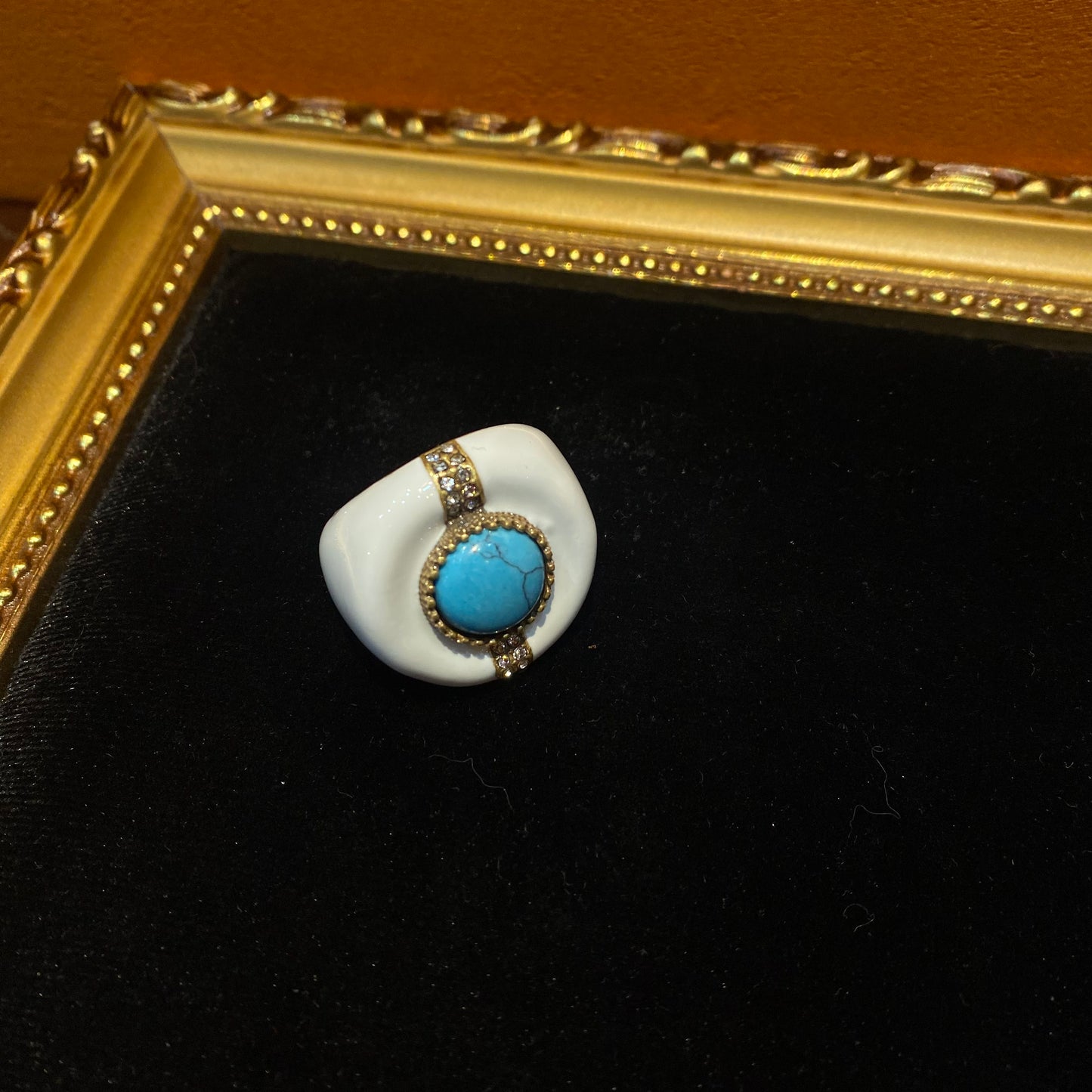 vintage style 18k-gold plated white enamelled ring with a circle turquoise in the middle