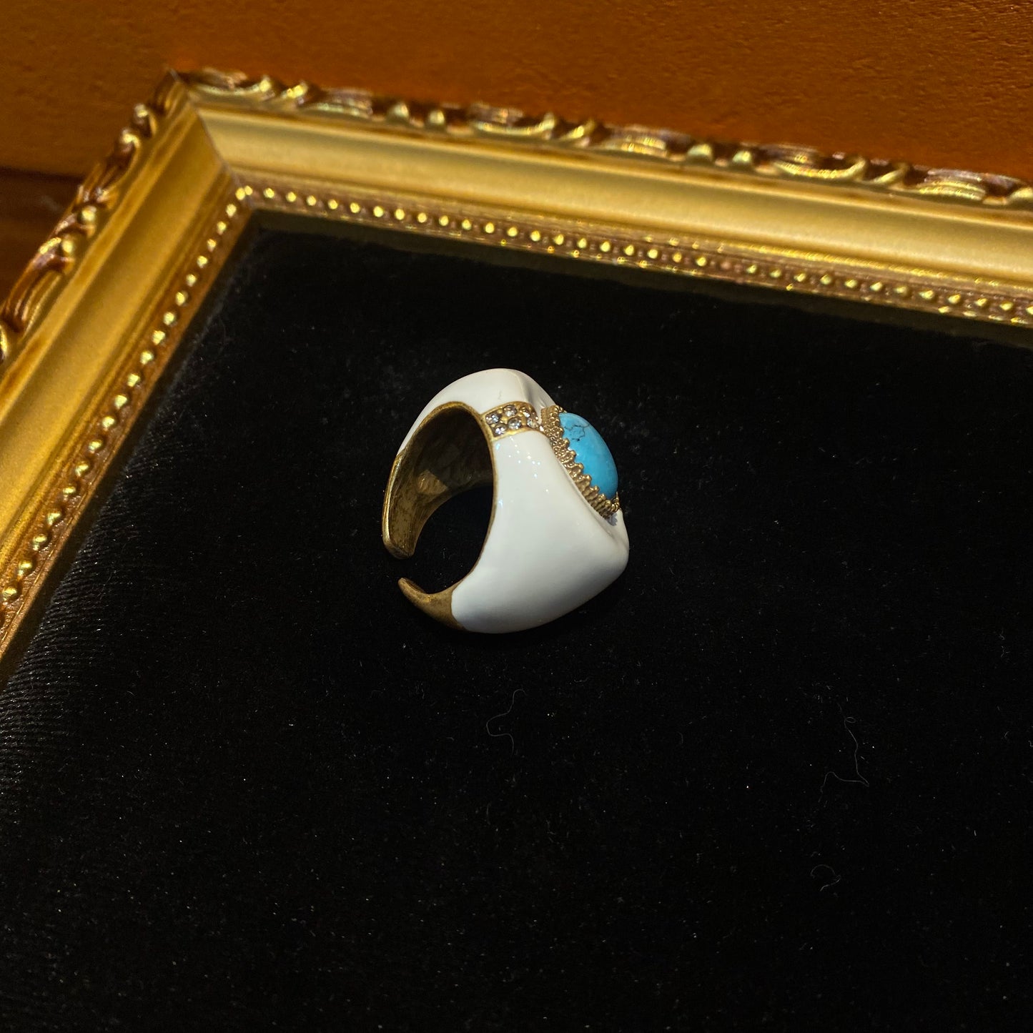 vintage style 18k-gold plated white enamelled ring with a circle turquoise in the middle
