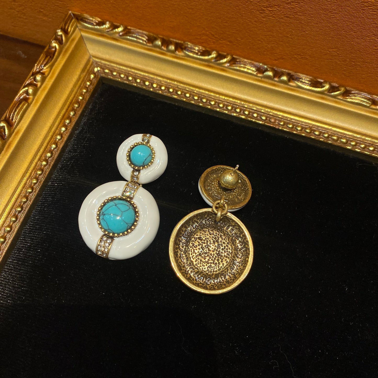 vintage style 18k-gold plated white enamelled earrings with a circle turquoise and two circles drop earings.