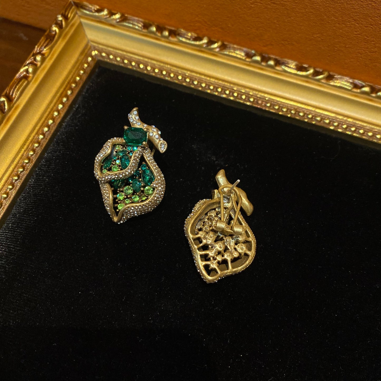 vintages style designed brass 18k-gold plated leaf shape earings with green rhinestone and green diamonds gorgerous and charming earrings.