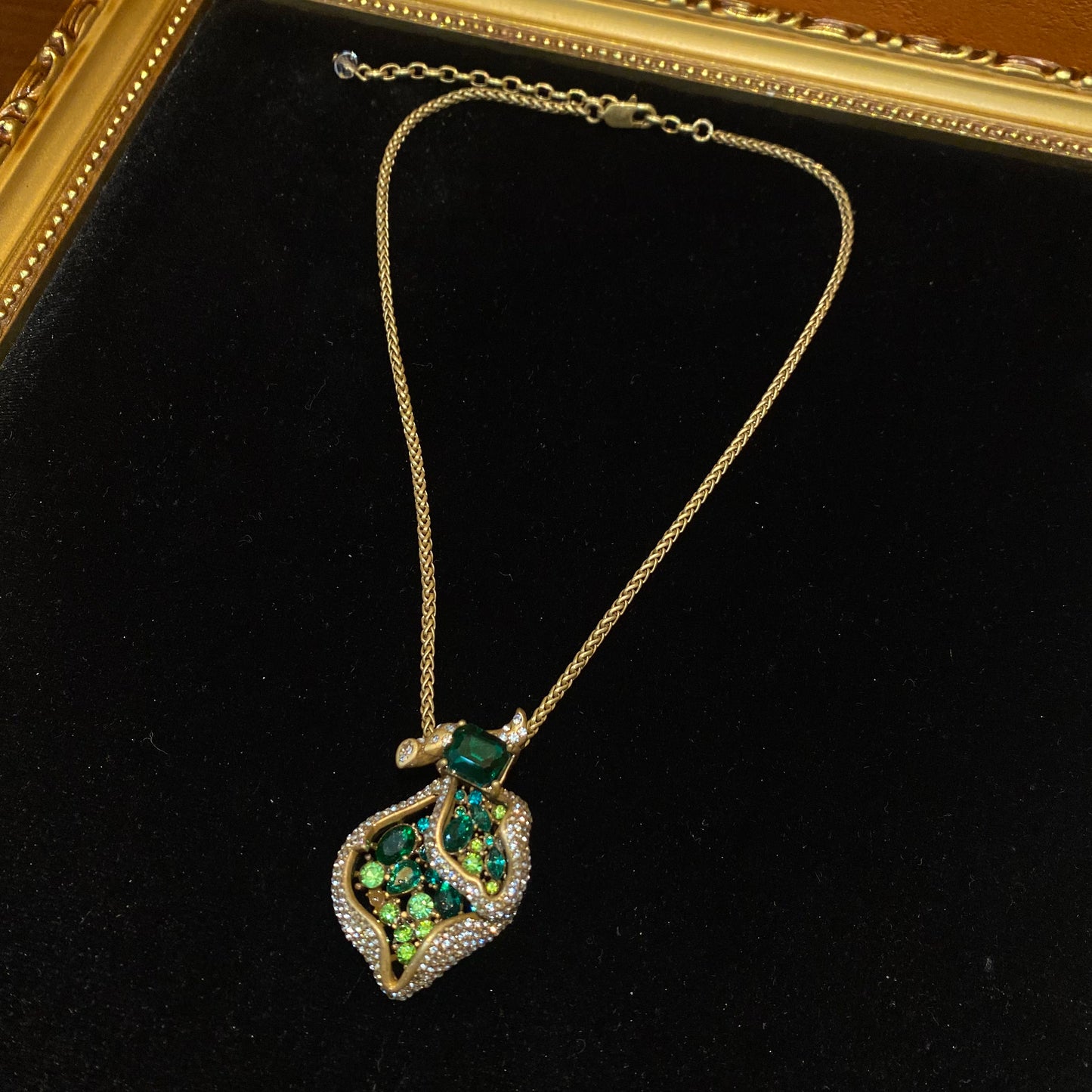 vintages style designed brass 18k-gold plated leaf shape denpant necklace green rhinestone and green diamonds gorgerous and charming drop necklace