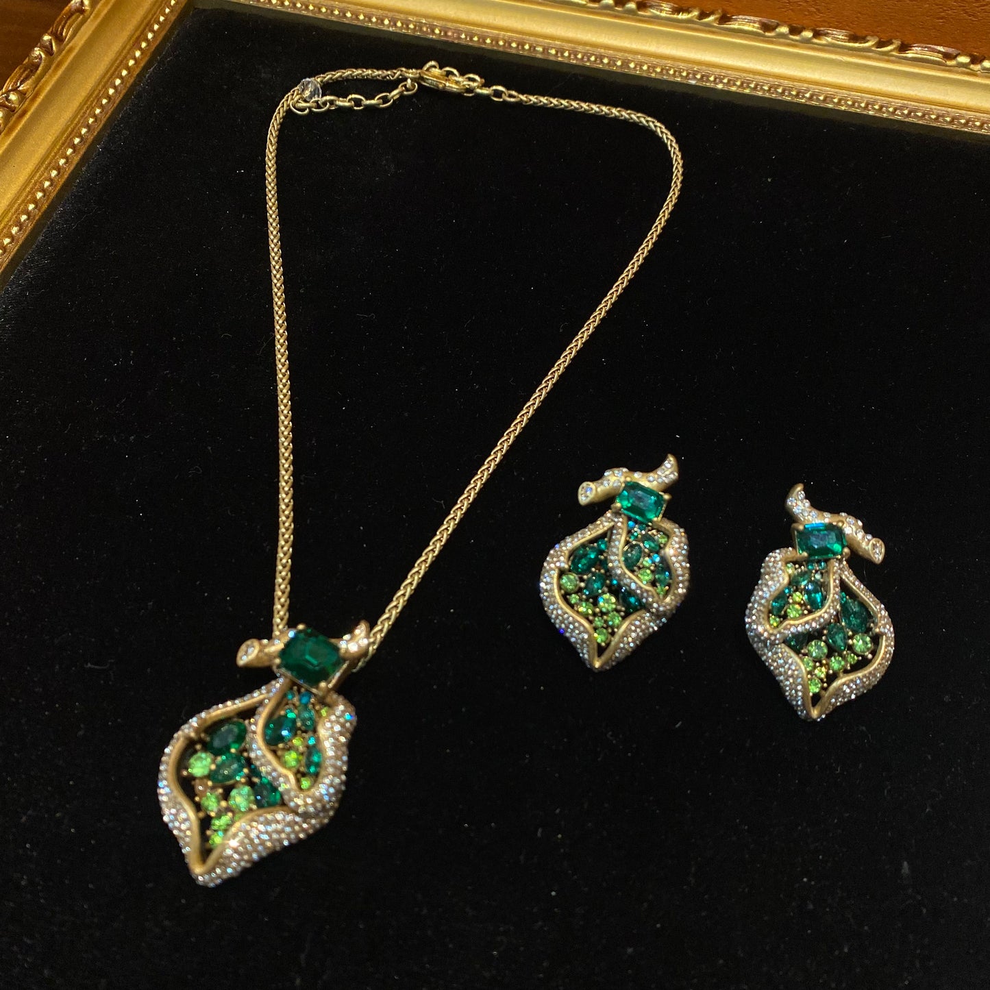 vintages style designed brass 18k-gold plated leaf shape denpant necklace green rhinestone and green diamonds gorgerous and charming drop necklace
