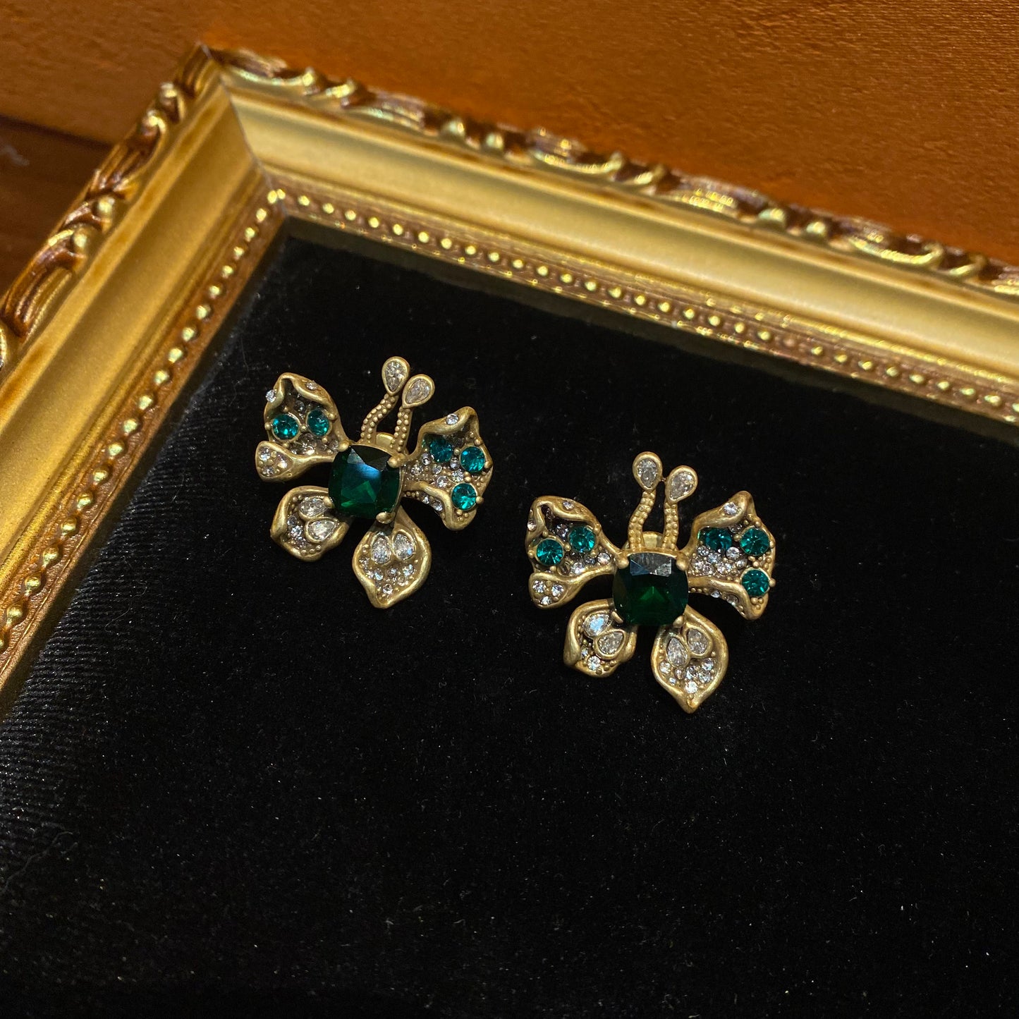 vintage style designed butterful earrings with green rhinestones brass 18k-gold plated cute and trendy