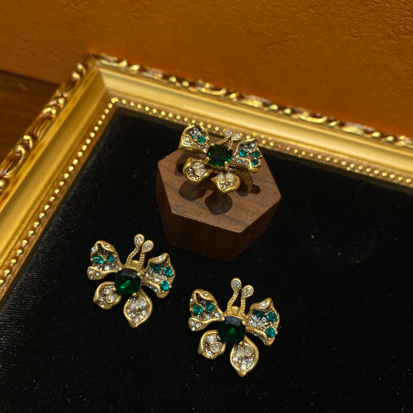 vintage style designed butterful earrings with green rhinestones brass 18k-gold plated cute and trendy