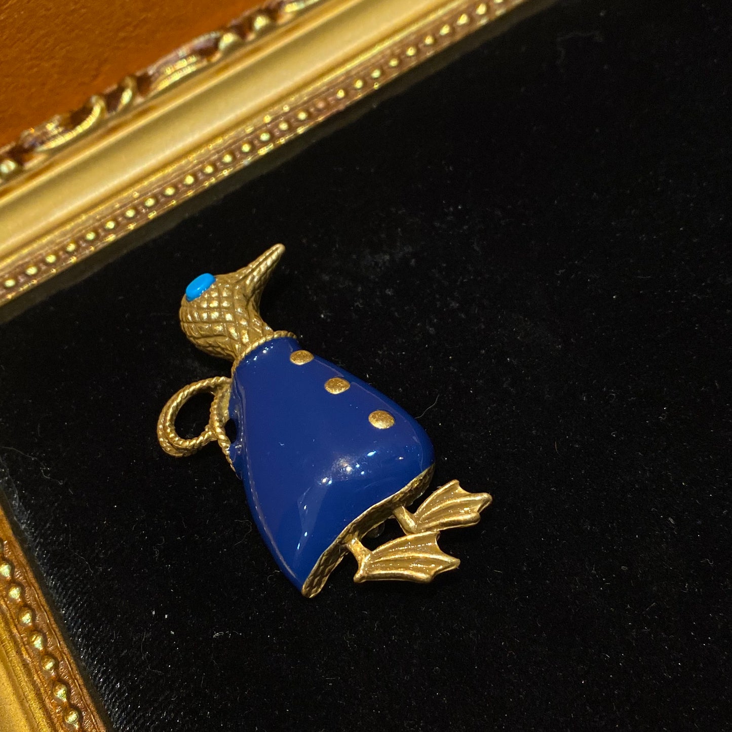 vintage style designed penguin pin made by the brass 18k-gold plated with blue enamelled pin cute