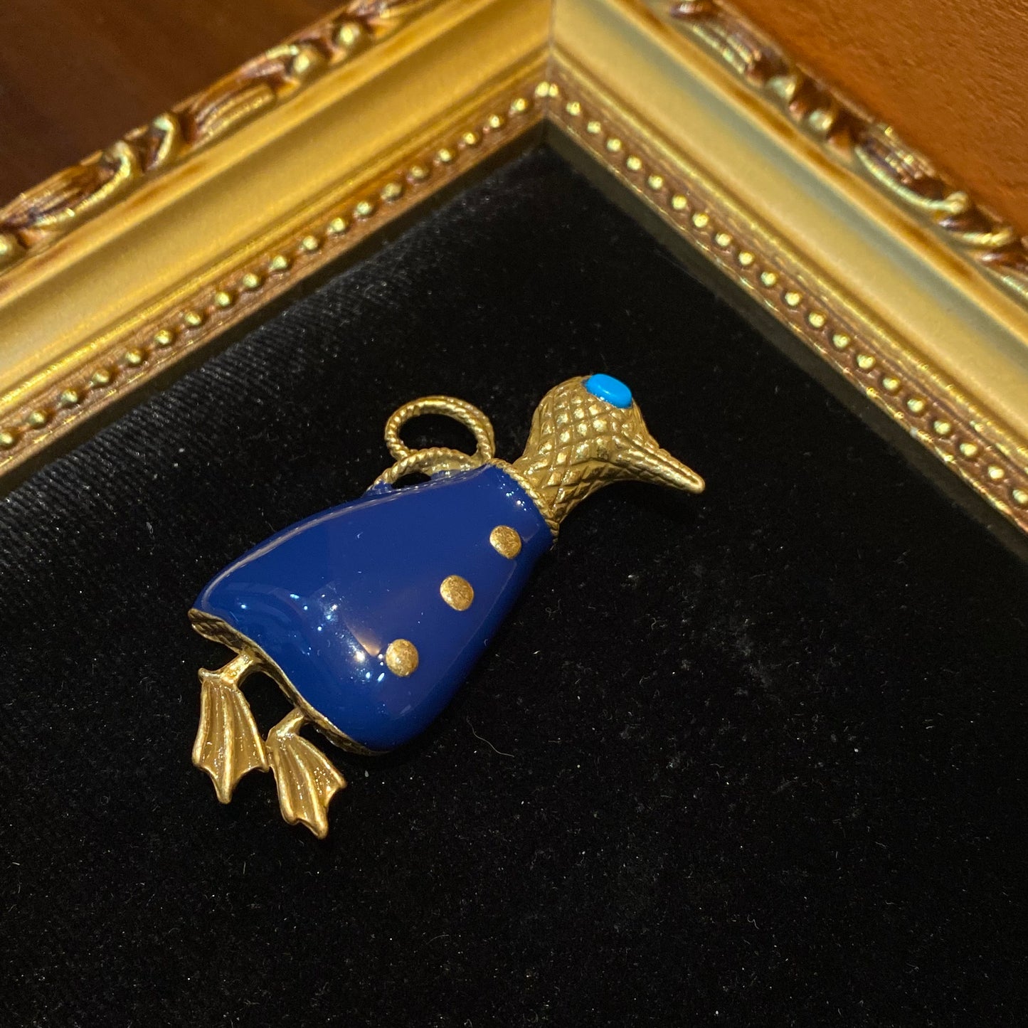 vintage style designed penguin pin made by the brass 18k-gold plated with blue enamelled pin cute