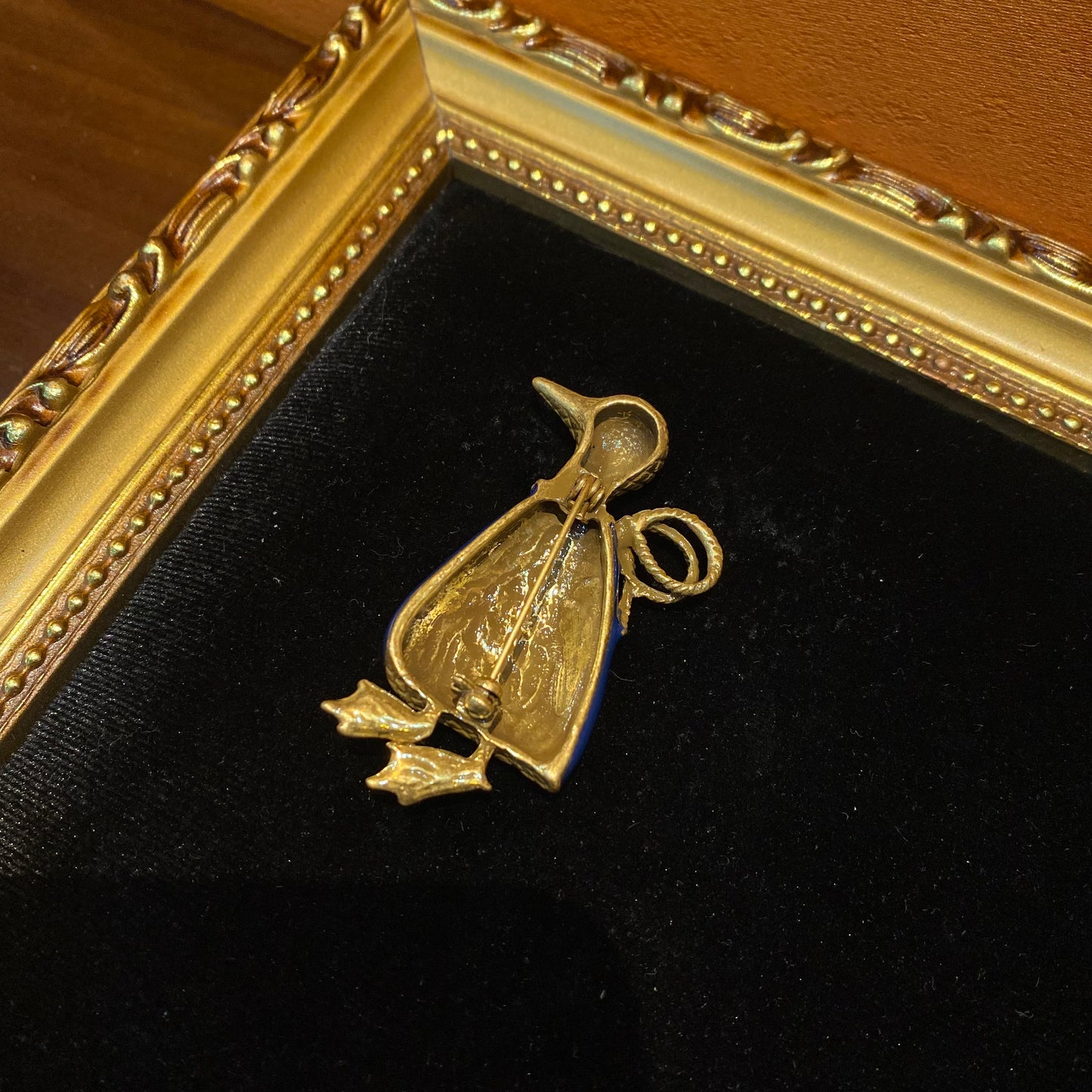 vintage style designed penguin pin made by the brass 18k-gold plated with blue enamelled pin cute