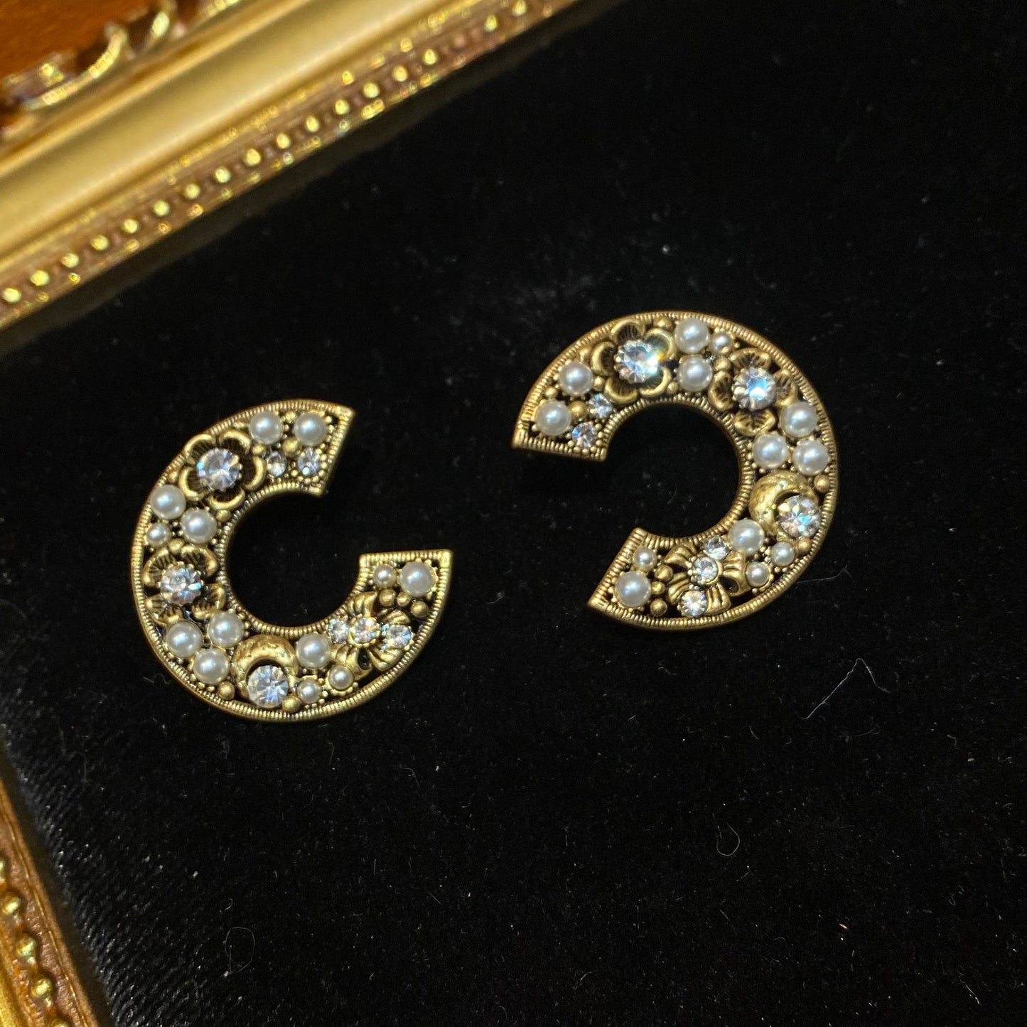 Vintage style C shape earrings 18k-gold plated with flower and moon shape and glass pearls.