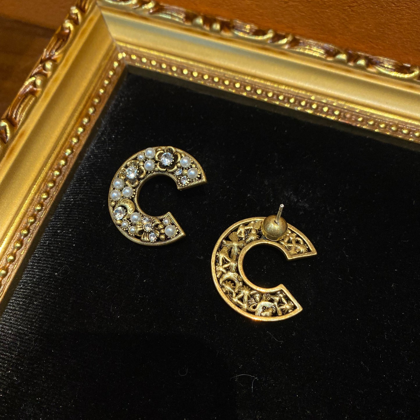 Vintage style C shape earrings 18k-gold plated with flower and moon shape and glass pearls.