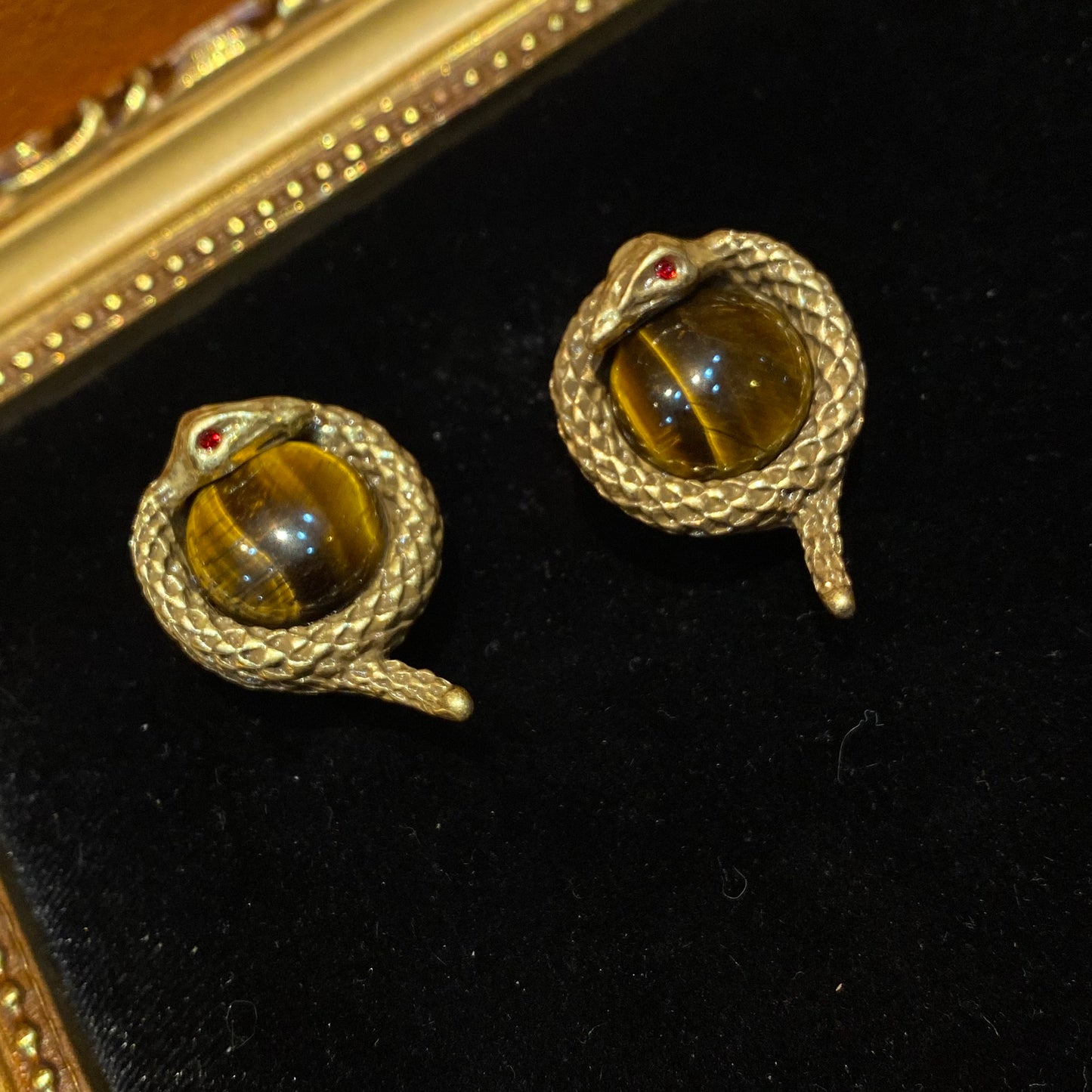 Vintage style designed 18k-gold plated brass in a sanke shape with tiger stone in the middle